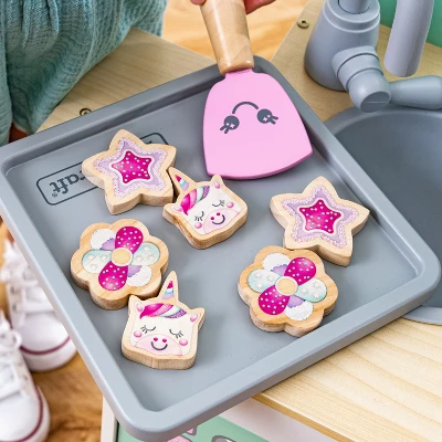 Kidkraft Lil' Friends Wooden Play Kitchen With 14 Accessories - Image 4